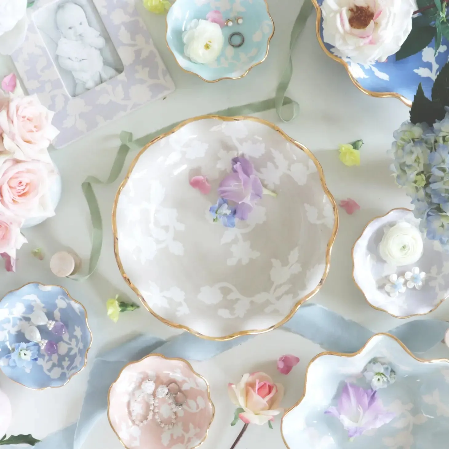 chinoiserie dreams scalloped bowls with 22k gold accent